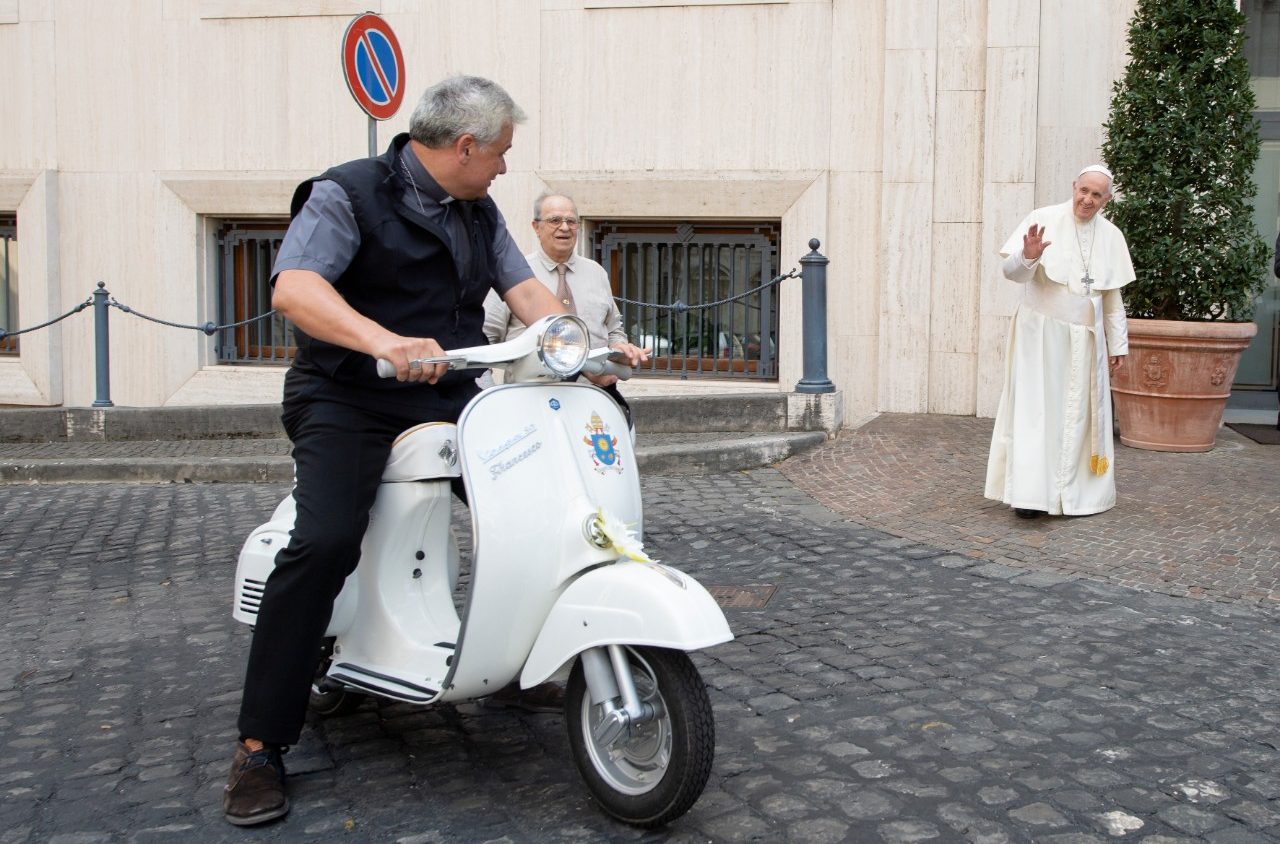 Donazione al Papa di una Vespa